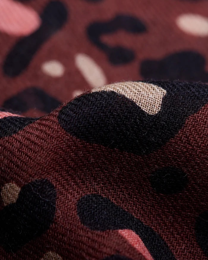 Close-up of the Maison Lecomte Flament Leo Chocolate Rosy scarf’s pink and brown leopard print.