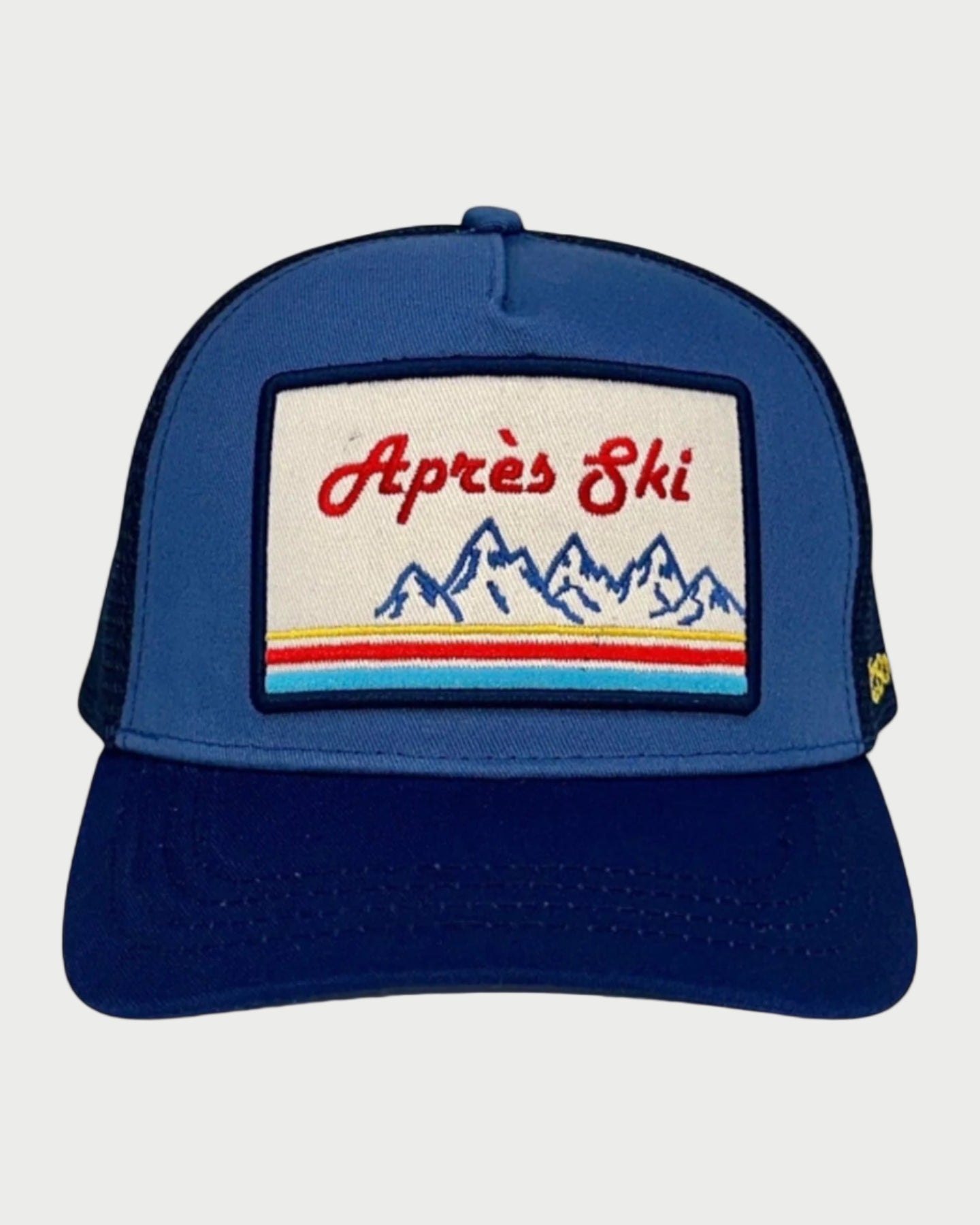Blue cap with 'Apres Ski' patch on a white background