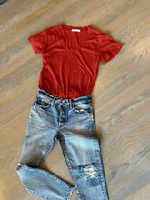 Load image into Gallery viewer, perfect white tee vneck in chili and moussy jeans at west2westport.com