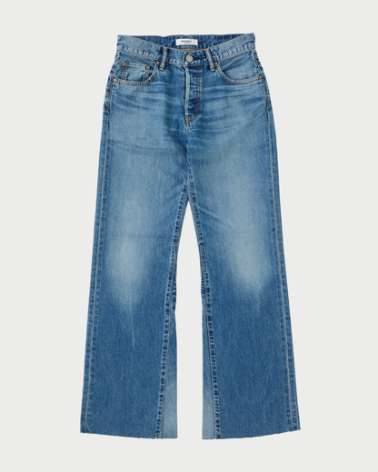 The Moussy Asheville Flare Jean by Moussy features a high waist, button and zipper closure, belt loops, front and back pockets, and subtly flared legs. Designed with a vintage-inspired faded finish for a worn-in look, these jeans offer timeless appeal.