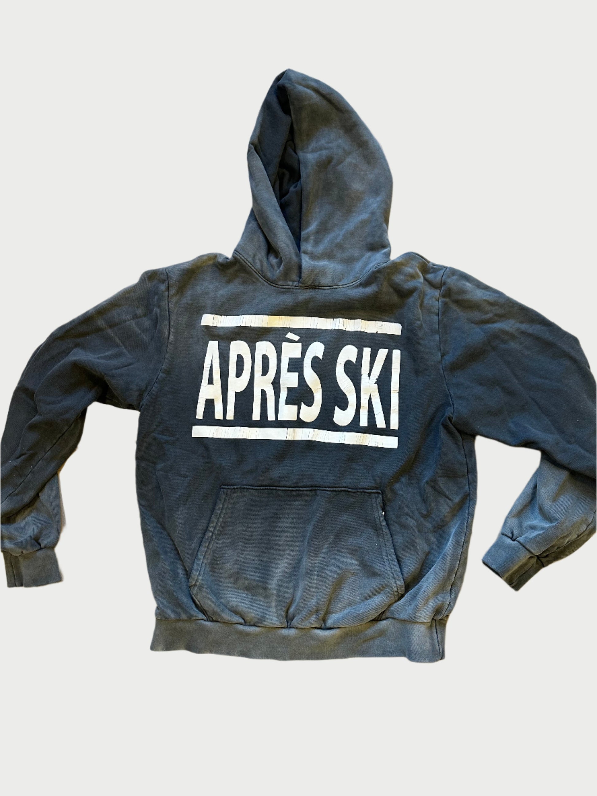 The SUPER READY Apres Ski Hoodie is a vintage-inspired, unisex dark blue hoodie with a large front pocket and "APRÈS SKI" in white on the back. Perfect for chilly days in Laguna Beach, CA, it effortlessly blends comfort and trend.