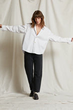 Load image into Gallery viewer, perfect white tee white button down at west2westport.com