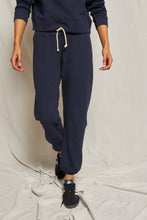 Load image into Gallery viewer, perfect white tee navy jogger at west2westport.com